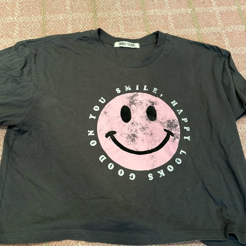 Grey t shirt “Smile Happy looks good on you” saying on it